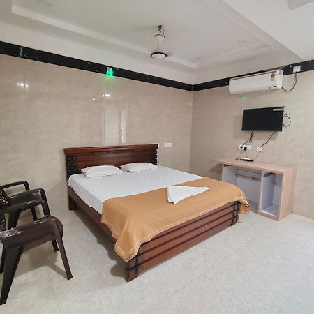 Rk Garuda Guest In Hotell Nellore Exteriör bild